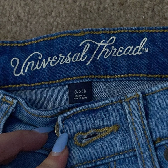 Universal threads jeans with dark wash stripe on the side. - Picture 4 of 4